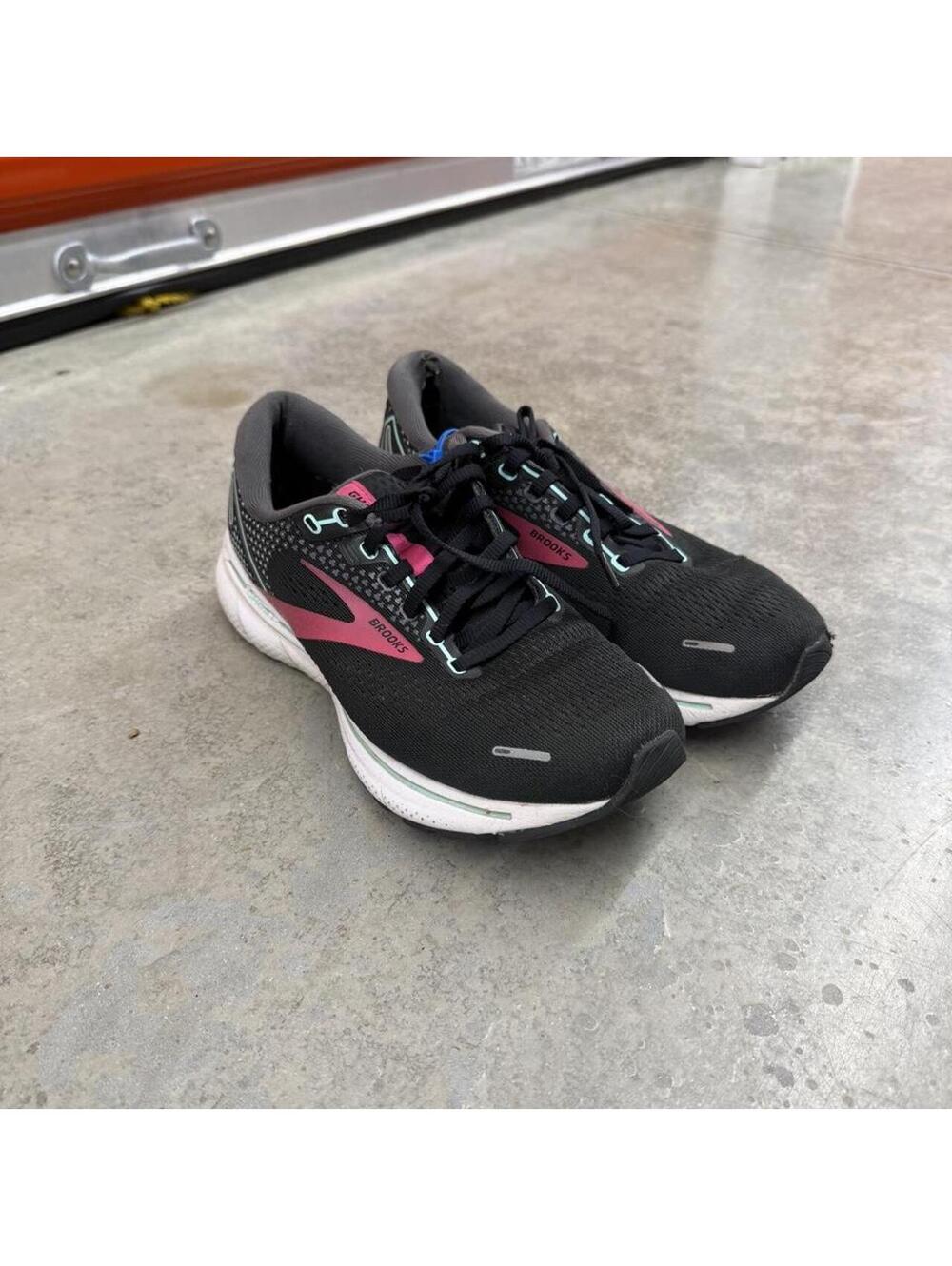 brooks ghost 14 black and pink running gym shoes size 7.5 WOMENS